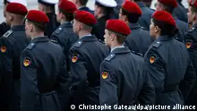 12/11/2023**Rekruten stehen beim feierlichen Gelöbnis zum 68. Gründungstag der Bundeswehr. Rund 400 Rekruten legen anlässlich des Jubiläums ihr Gelöbnis auf dem Paradeplatz des Bundesministeriums der Verteidigung ab.