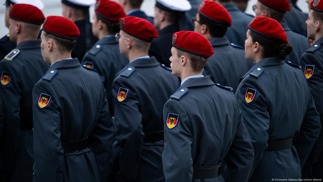 Bundeswher recruits swearing an oath