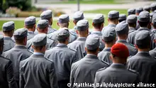 14/09/2023**Rekruten stehen bei einem feierlichen Gelöbnis von rund 180 Rekrutinnen und Rekruten der Gebirgsjägerbataillone 232 und 233 aus Bischofswiesen und Mittenwald im Hofgarten der Münchner Residenz.