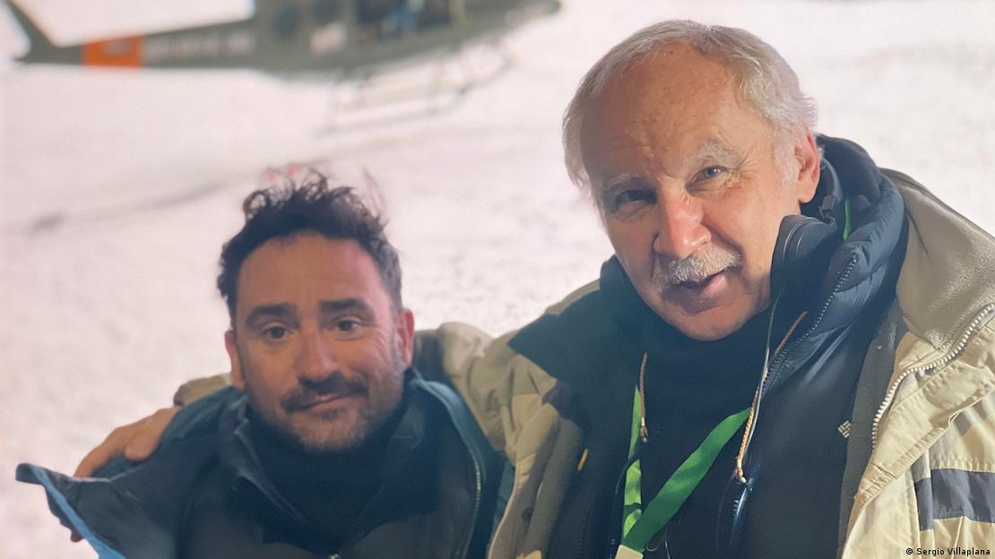 El autor del libro "La sociedad de la nieve", Pablo Vierci (dcha.), junto al director del film, Juan Antonio Bayona, en la Sierra Nevada, España.