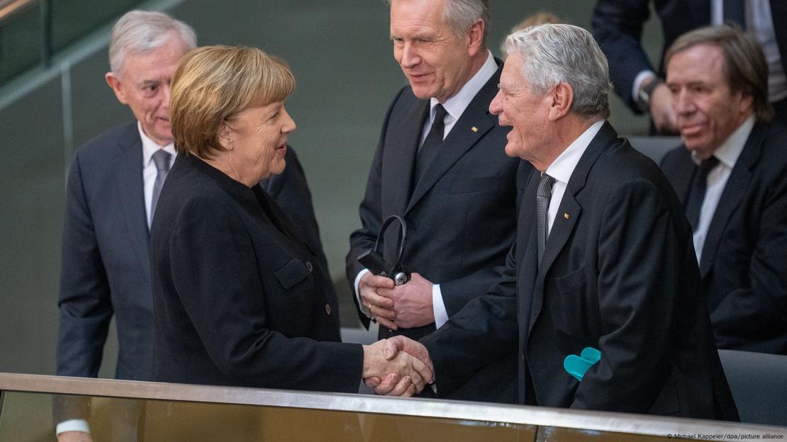 Altkanzlerin Angela Merkel begrüßt im Bundestag Altbundespräsident Joachim Gauck. Daneben die früheren Staatsoberhäupter Christian Wulff (M.) und Horst Köhler (l.)   