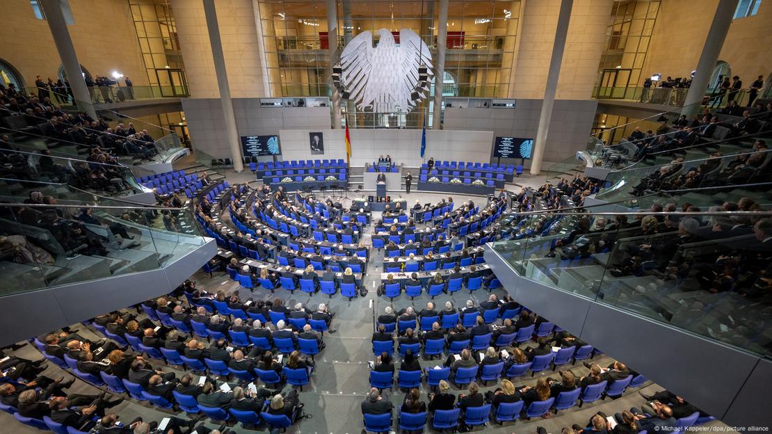 Plenarna dvorana njemačkog Bundestaga viđena sa stražnjih klupa balkona za posjetitelje