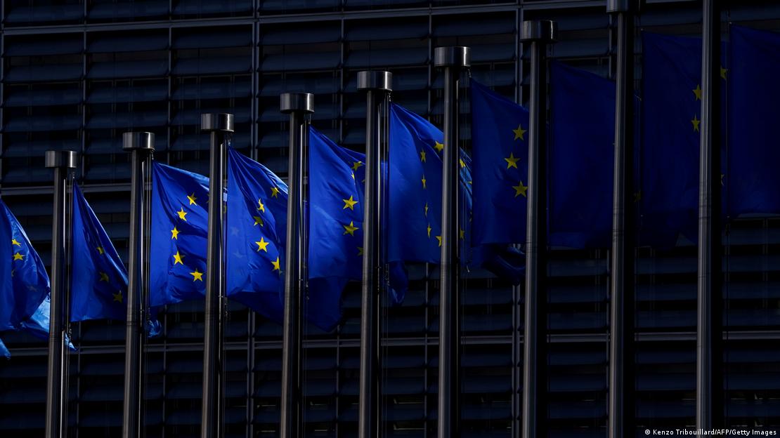 Знамињата на ЕУ пред седиштето на Еврокомисијата во Брисел: Дали ќе настапи мрак во односите со САД по евентуаалното враќање на Трамп во Белата куќа?