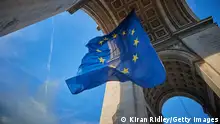 ARCHIV 2022 *** PARIS, FRANCE - JANUARY 01: A giant flag of the Euro Union flies at the Arc de Triomphe on the 20th Anniversary of the introduction of the euro on January 01, 2022 in Paris, France. The euro is the European currency carried by 19 out of 27 member states of the European Union in the pockets of nearly 350 million citizens. 2022 sees the French president, Emmanuel Macron, take over the presidency of the European Union. (Photo by Kiran Ridley/Getty Images)