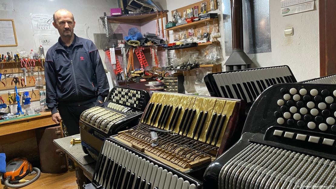 Zoran gleda u četiri harmonike na stolu