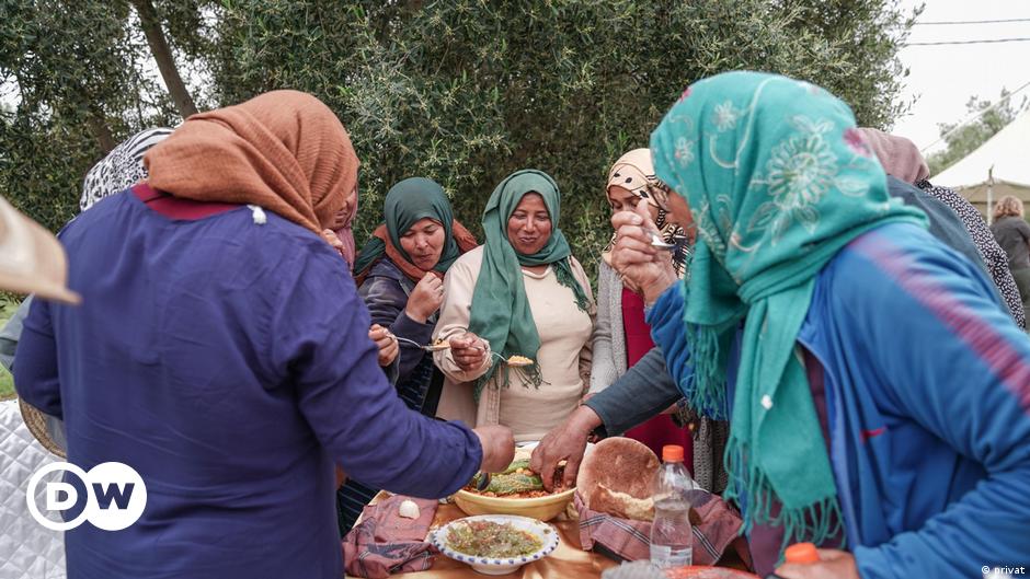 "إذا توقفن سيجوع البلد"- حقوق مهضومة لعاملات الزراعة بتونس
