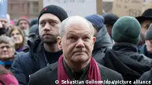 14/01/2024 Potsdam
Bundeskanzler Olaf Scholz (SPD) steht während der Demonstrationen «Potsdam wehrt sich» auf dem Alten Markt. Die Demonstration ist eine Reaktion auf das Bekanntwerden eines Treffens rechter Aktivisten in der Stadt.