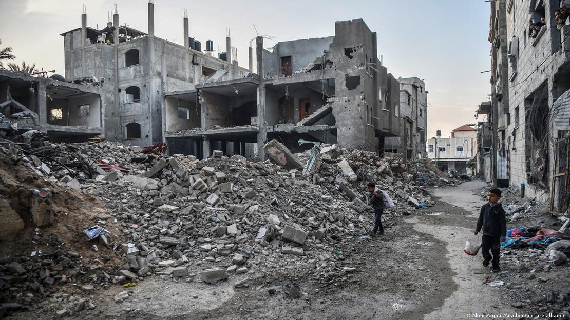 Shkatërime në Rafah, fëmijë pranë ndërtesave të shkatërruara
