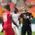 Schiedsrichterin Bouchra Karboubi im Dialog mit einem Spieler bei der Afrika-Cup-Partie zwischen Nigeria und Guinea-Bissau