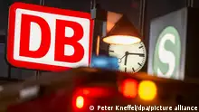 24.01.2024, Bayern, München: Das Logo der Deutschen Bahn (DB) hängt am Eingang zum Hauptbahnhof in der bayerischen Landeshauptstadt. Die Gewerkschaft Deutscher Lokomotivführer (GDL) hat zu einem weiteren mehrtägigen Streik bei der Deutschen Bahn aufgerufen. Es ist der vierte und mit Abstand längste Arbeitskampf im laufenden Tarifstreit bei der Deutschen Bahn. Foto: Peter Kneffel/dpa +++ dpa-Bildfunk +++