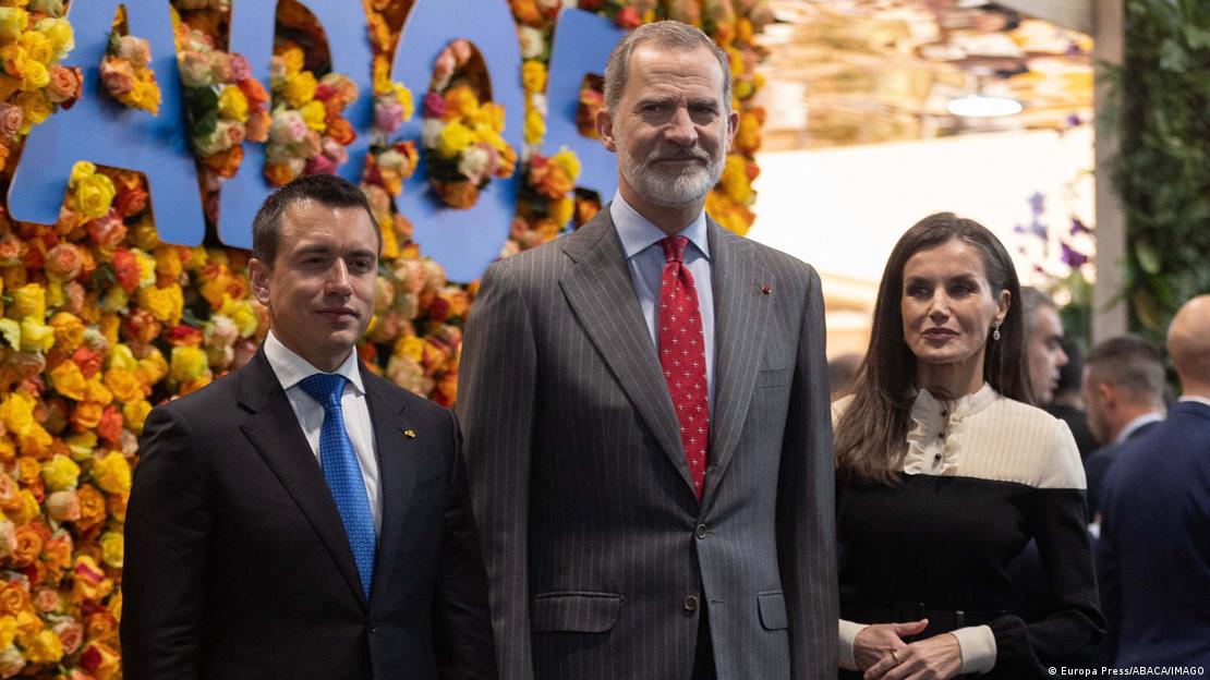 Noboa, en el stand de Ecuador, con los reyes de España: Felipe VI y Letizia.