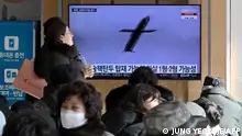 24/01/2024 People watch a television screen showing a news broadcast with file footage of a North Korean missile test, at a railway station in Seoul on January 24, 2024. North Korea fired several cruise missiles towards the Yellow Sea on January 24, Seoul's military said, the latest in a series of tension-raising moves by the nuclear-armed state. (Photo by Jung Yeon-je / AFP)