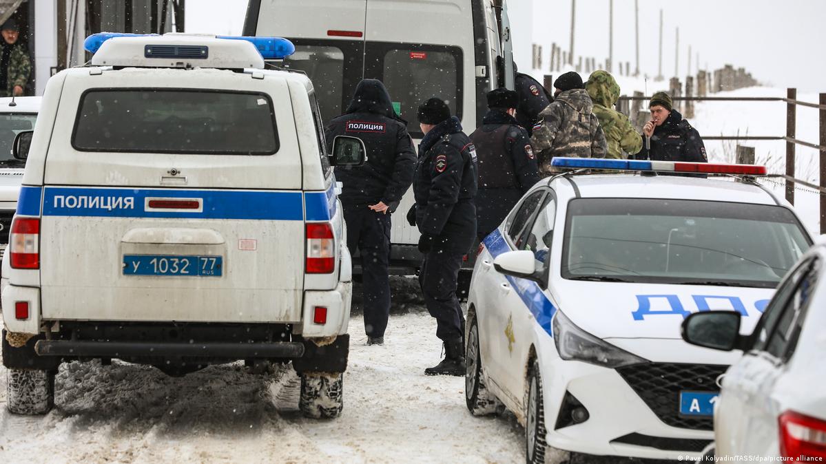 Причины дорожно-транспортных происшествий. Челрвека сбивает малина. Правила повиденияв толпе. Что нужно сделать чтобы вас не задавили. Действия при дорожно-транспортных происшествиях.