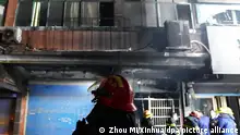 24.01.2024+++ Feuerwehrleute löschen einen Gebäudebrand. Bei einem Gebäudebrand in der ostchinesischen Provinz Jiangxi sind mindestens 39 Menschen ums Leben gekommen. Der staatlichen Nachrichtenagentur Xinhua zufolge loderten die Flammen im Erdgeschoss eines Geschäfts. Nach der Alarmierung seien 120 Rettungskräfte zum Einsatzort geeilt. Dem Staatsfernsehen zufolge wurden weitere Menschen in dem Gebäude vermutet. +++ dpa-Bildfunk +++