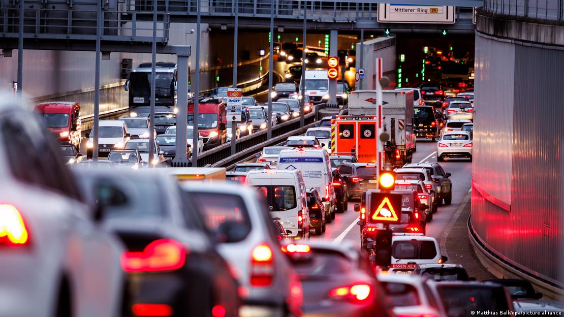 Filas de automóviles en una calle principal de Múnich.
