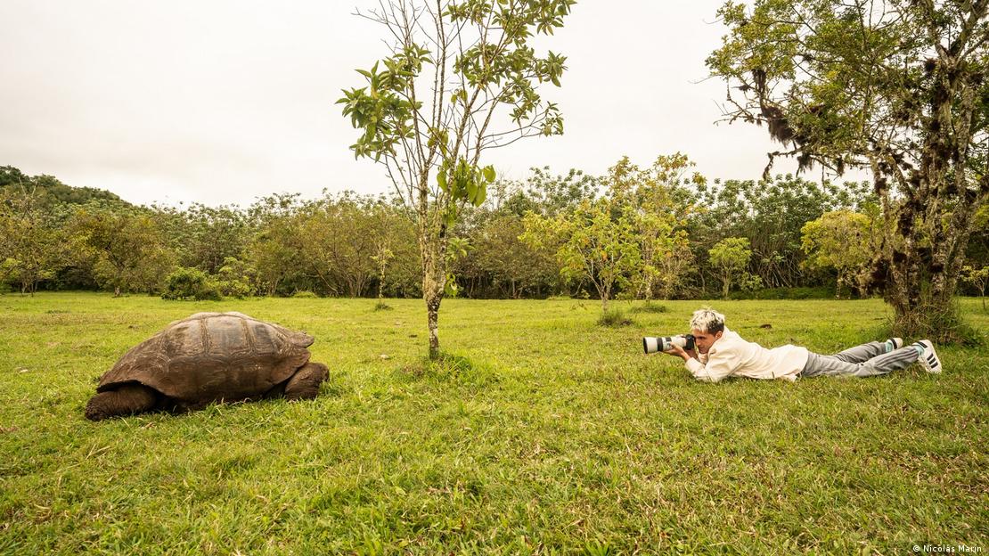 A través de su cámara, Nicolás Marín documenta las bellezas naturales. Aquí, Marín durante una toma de una tortuga de Galápagos.