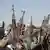 Huthi-Anhänger recken ihre Gewehre in die Luft