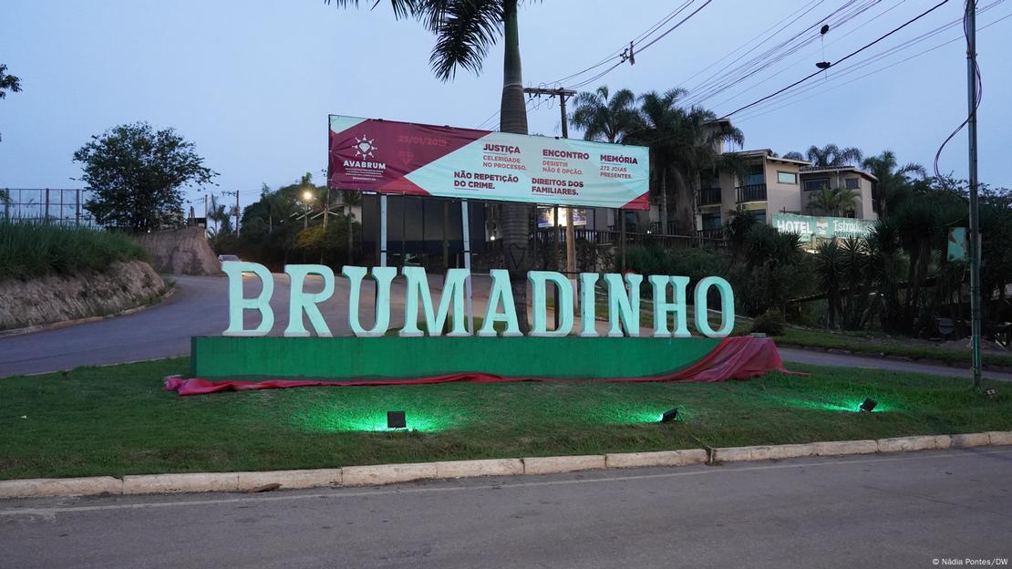 Entrada de Brumadinho com cartaz em homenagem às vítimas