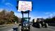 Un agricultor muestra una pancarta en su tractor que dice "400 euros al mes, durante 70 horas a la semana, Macron venga a trabajar a la granja" durante protestas en Montelimar, al sur de Francia Un agricultor muestra una pancarta en su tractor que dice "400 euros al mes, durante 70 horas a la semana, Macron venga a trabajar a la granja" durante protestas en Montelimar, al sur de Francia