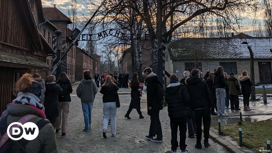 زيارة معسكر أوشفيتز لطلاب المدارس للتذكير بجرائم النازية