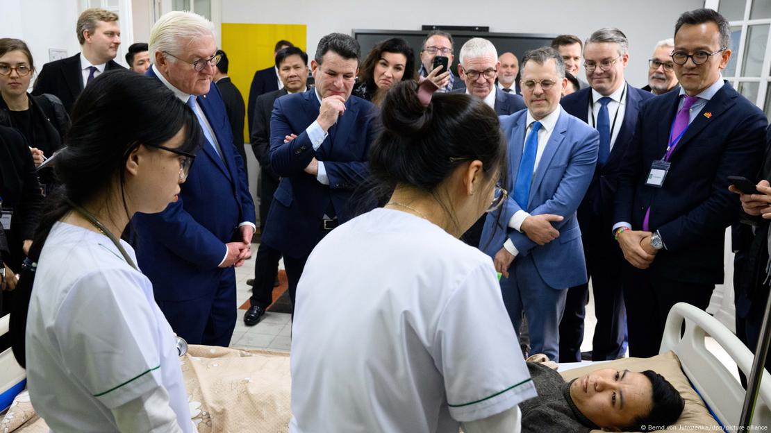 Steinmeier and Heil also attended a presentation given by trainee carers who want to work in GermanyImage: Bernd von Jutrczenka/dpa/picture alliance