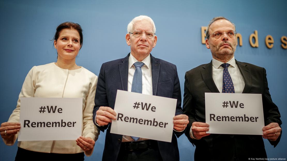 Andrea Despot, die Vorstandsvorsitzende der Stiftung Erinnerung, Verantwortung und Zukunft (EVZ), Zentralratspräsident Schuster und der Antisemitismusbeauftragte Klein weisen nach der Pressekonferenz auf die digitale Kampagne "We Remember" zum Tag des Gedenkens an die Opfer des Nationalsozialismus am 27. Januar hin