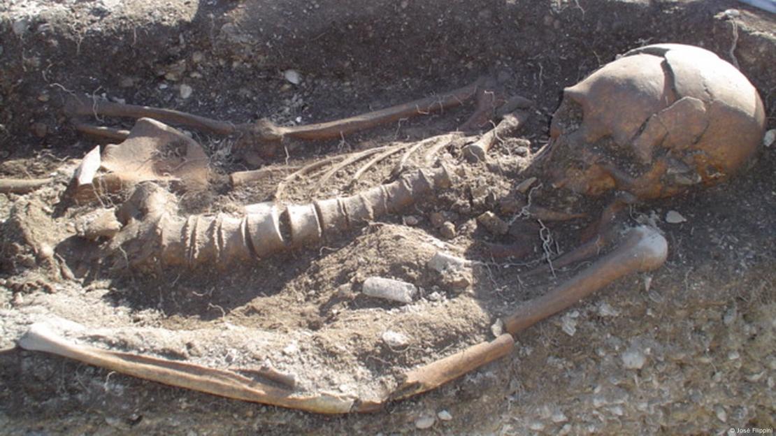 Esqueleto de 2 mil anos em sambaqui de Santa Catarina, Brasil