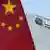 Firmenlogo Evergrande an Hochhaus mit chinesischer Flagge
