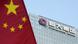 Fachada de edifício da Evergrande na China com imagem sobreposta da bandeira chinesa