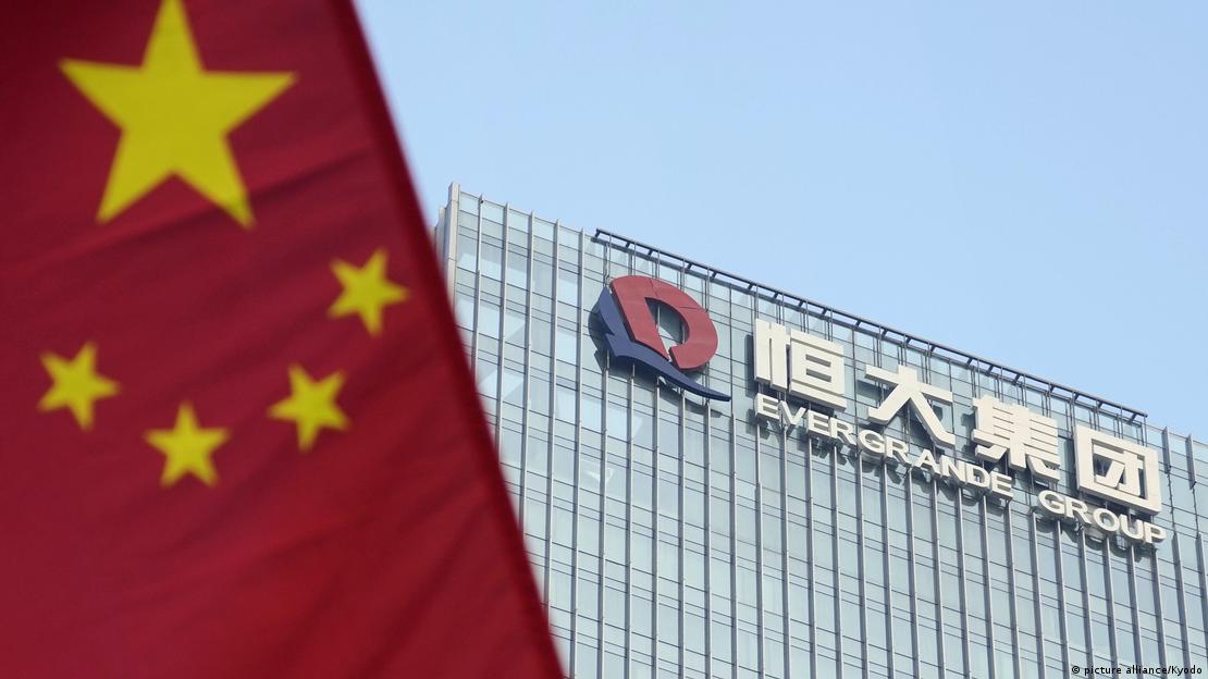 Fachada de edifício da Evergrande na China com imagem sobreposta da bandeira chinesa