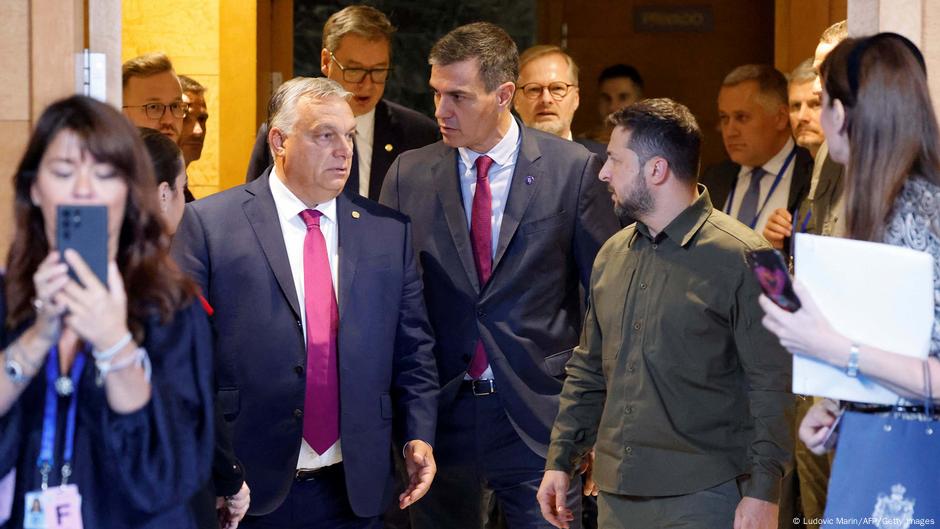 Mađarski premijer Viktor Orban sa španskim premijerom Pedrom Sančezom i ukrajinskim predsednikom Volodimirom Zelenskim u Granadi u oktobru 2023. godine