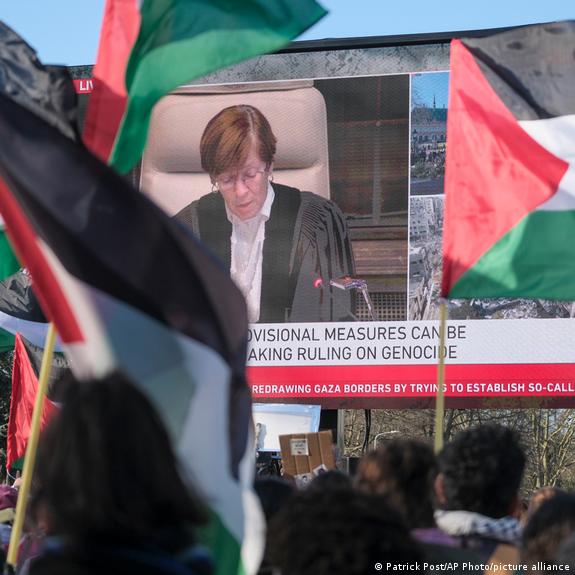 Φιλοπαλαιστίνιοι ακτιβιστές κυματίζουν σημαίες έξω από το Διεθνές Δικαστήριο της Χάγης της Ολλανδίας καθώς παρακολουθούν την προδικαστική απόφαση του κορυφαίου δικαστικού οργάνου των Ηνωμένων Εθνών