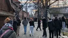 Schülerinnen und Schüler aus Kerpen beim Besuch der Gedenkstätte Auschwitz-Birkenau.