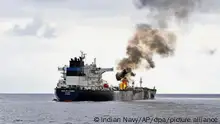 Auf diesem von der indischen Marine zur Verfügung gestellten Foto ist der Öltanker Marlin Luanda zu sehen, der nach einem Angriff im Roten Meer brennt. Die Besatzung des unter der Flagge der Marshallinseln fahrenden Tankers, der von einer Rakete der jemenitischen Huthi-Rebellen getroffen wurde, kämpft gegen ein Feuer an Bord des beschädigten Schiffes, das durch den Angriff ausgelöst wurde. +++ dpa-Bildfunk +++