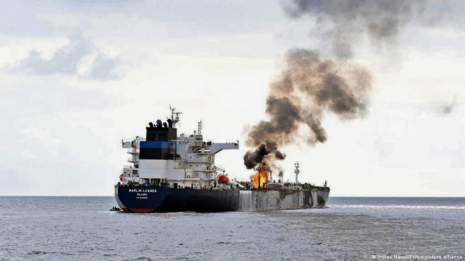 Foto de archivo de un ataque de rebeldes hutíes contra un buque en el mar Rojo.