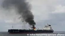 Auf diesem von der indischen Marine zur Verfügung gestellten Foto ist der Öltanker Marlin Luanda zu sehen, der nach einem Angriff im Roten Meer brennt. Die Besatzung des unter der Flagge der Marshallinseln fahrenden Tankers, der von einer Rakete der jemenitischen Huthi-Rebellen getroffen wurde, kämpft gegen ein Feuer an Bord des beschädigten Schiffes, das durch den Angriff ausgelöst wurde. +++ dpa-Bildfunk +++