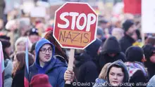 Teilnehmer der Demonstration unter dem Motto «Gegen die AfD - Wir schweigen nicht. Wir schauen nicht weg. Wir handeln!» ziehen durch die Stadt und halten ein Plakat mit der Aufschrift Stop Nazis. Mit der Demonstration wollen die Teilnehmer ein Zeichen des Widerstands gegen rechtsextreme Umtriebe setzen.