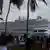 Pessoas observam passagem do navio de cruzeiro Icon of the Seas na Flórida