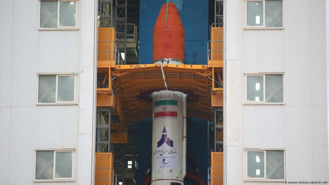 Una fotografía proporcionada por el Ministerio de Defensa iraní muestra los portasatélites de dos etapas Simorgh en una plataforma de lanzamiento ubicada en un lugar no revelado (28.01.2024)