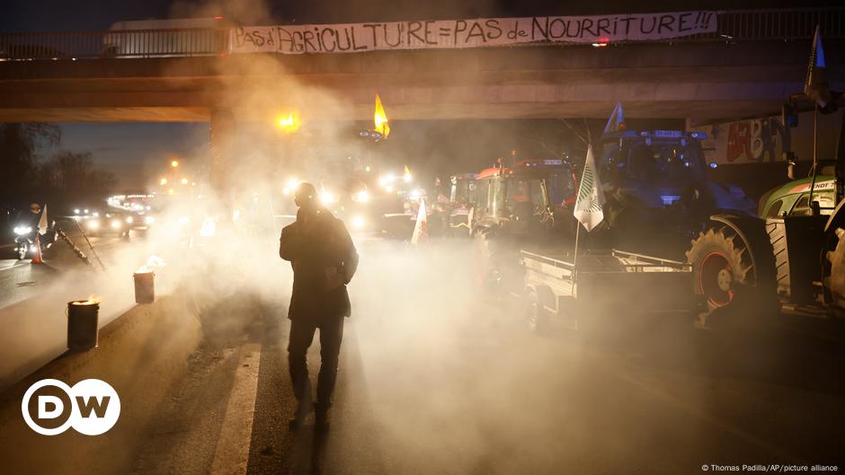 France: farmers and police set to face off in Paris