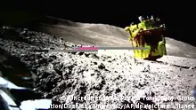 HANDOUT - 25.01.2024, ---, Weltraum: Dieses von der Japan Aerospace Exploration Agency (JAXA)/Takara Tomy/Sony Group Corporation/Doshisha University zur Verfügung gestellte Bild zeigt ein von einem Lunar Excursion Vehicle 2 (LEV-2) aufgenommenes Bild des Landers «SLIM» (Smart Lander for Investigating Moon) auf dem Mond. Foto: Uncredited/JAXA/Takara Tomy/Sony Group Corporation/Doshisha University/AP/dpa - ACHTUNG: Nur zur redaktionellen Verwendung und nur mit vollständiger Nennung des vorstehenden Credits +++ dpa-Bildfunk +++