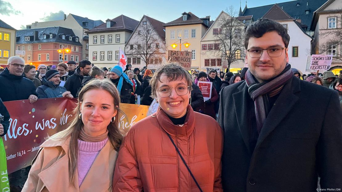 Katharina Fritz (Linksjugend), Lisa-Marie Püchner (Jusos) und Eirik Otto (Junge Union) am 26.1.2024 auf dem Marktplatz von Saalfeld Thüringen auf einer Protestveranstaltung gegen Rechtsextremismus.