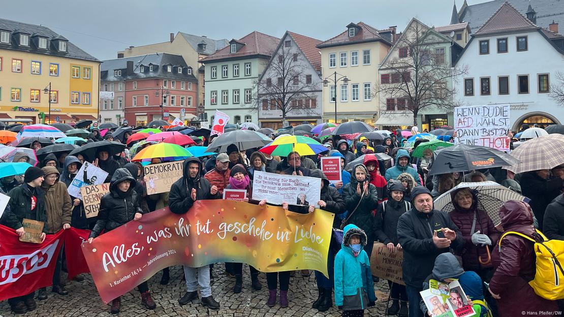 Demonstranten auf dem Marktplatz von Saalfeld, Thüringen, am 26.1.2024