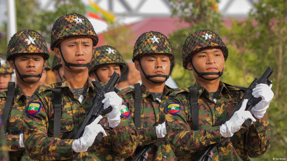 Soldados da guarda fronteiriça de Mianmar