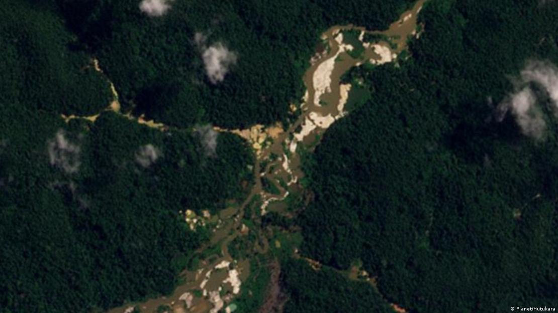Vista aérea de garimpo ilegal em meio à floresta
