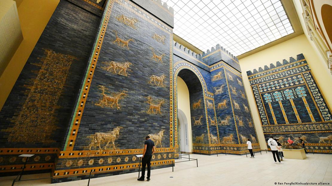 El majestuoso Portal de Ishtar, joya arquitectónica de la antigua Babilonia, exhibido en el Museo de Pérgamo en Berlín, representa uno de los tesoros más importantes del patrimonio mesopotámico conservados fuera de Iraq.