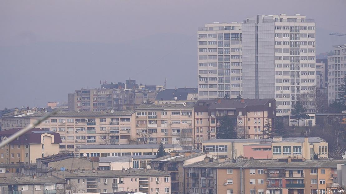 Prishtinë: Cilësinë e dobët të ajrit mund ta shikojë dhe nuhasë kushdo - pamje nga Prishtina, pallate të mbuluara nga një tis tymi