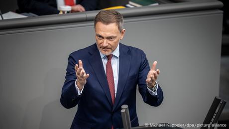 DW: "Η Γερμανία ζει πάνω από τις δυνατότητές της"
