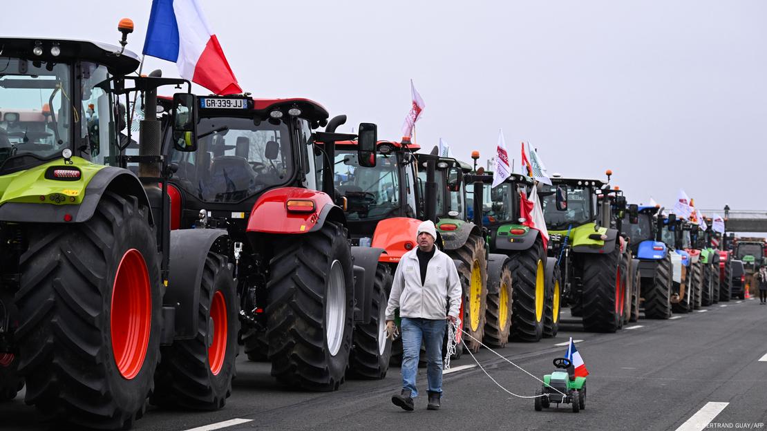Tratores parados na França durante protesto de agricultores; foto de janeiro de 2024