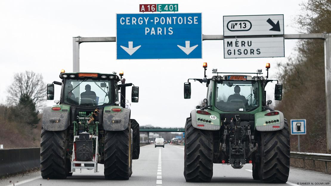 Agricultores bloquean con sus tractores una autopista a París.